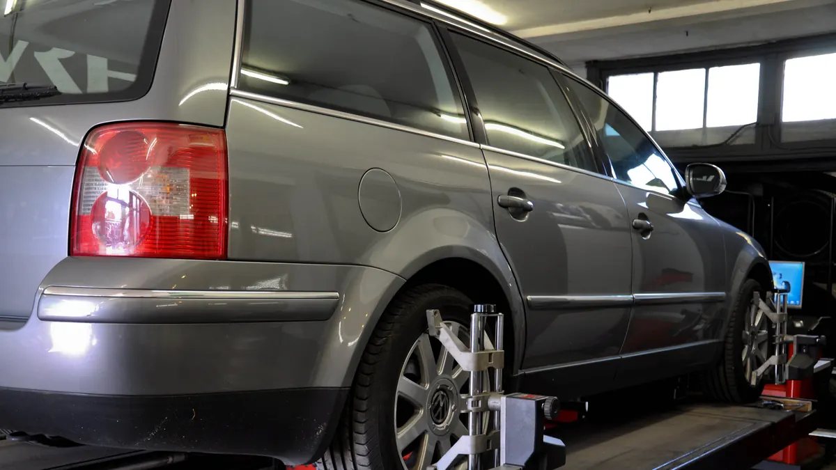 Auto op de 3D-uitlijnbank bij Thoms Autobanden