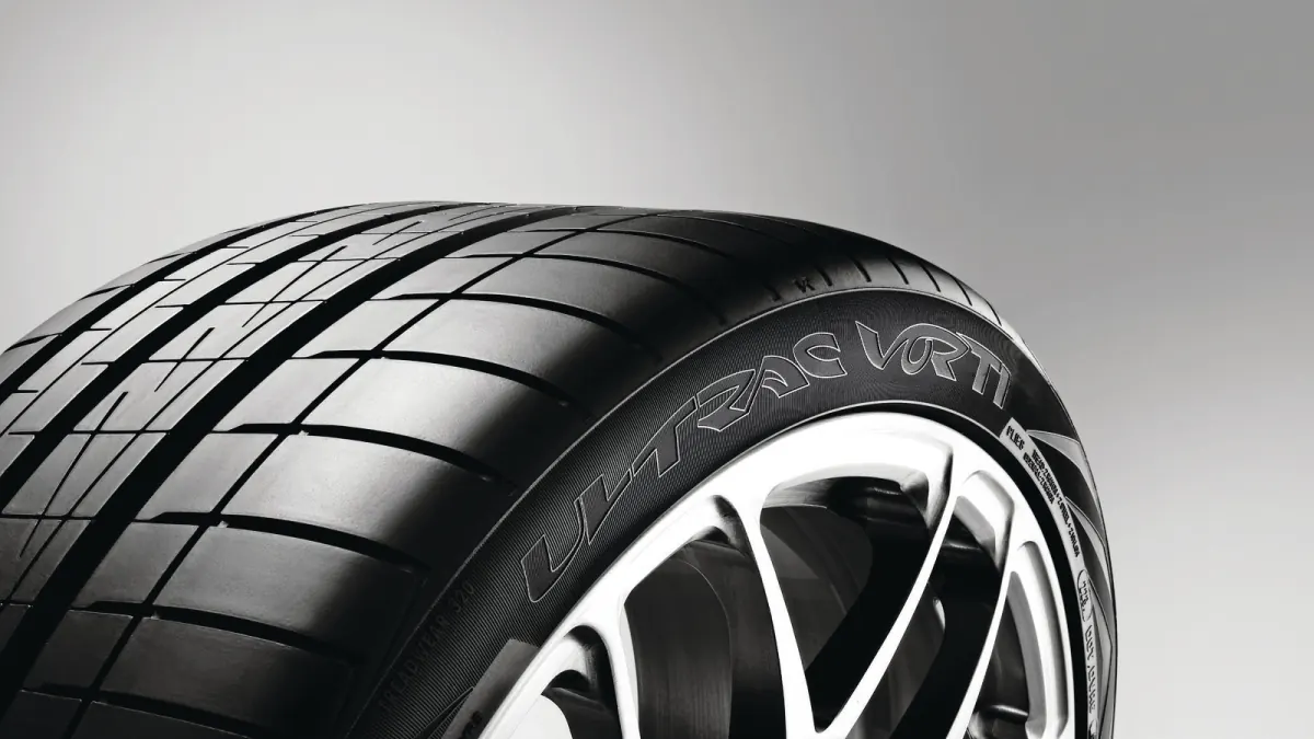 Autoband met lichtmetalen velg