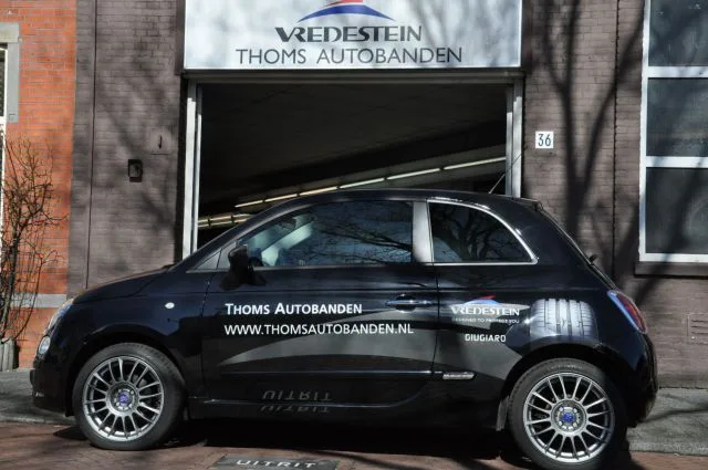 Het pand van Thoms Autobanden aan de Kleine Veenkade in Den Haag